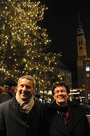 Thomas Schmid, 1. Bgm Garmisch-Partenkirchen M&uuml;nchens B&uuml;rgermeisterin Christine Strobel von dem Baum 2010 (Foto: Ingrid Grossmann)